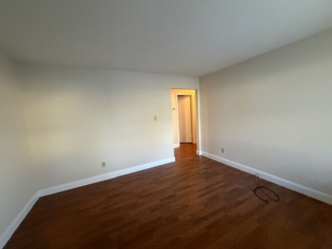 Building Photo - 213 Weeks Dr NE