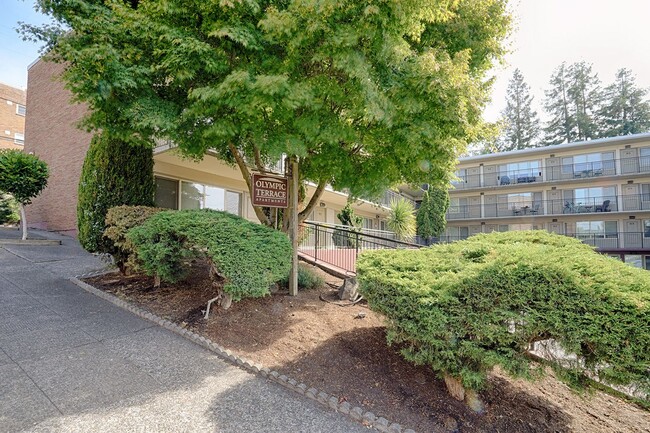 Building Photo - Prime location for walkable living near sh...