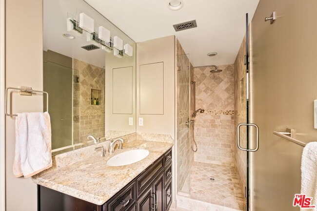 Building Photo - 1047 E Pomello Dr