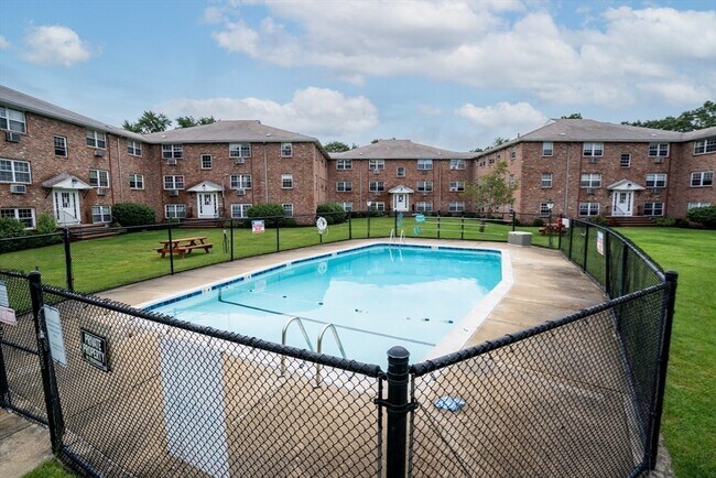 Building Photo - 12 Colonial Village Dr