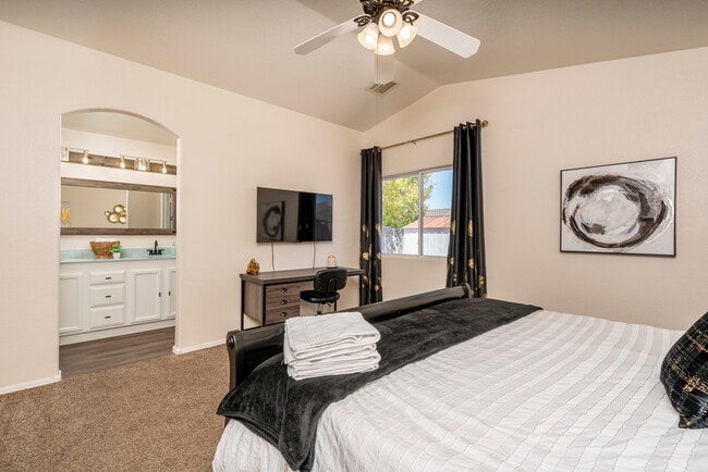 Building Photo - 1762 E Sycamore Rd