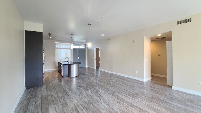 Building Photo - 2 Bedroom Condo located in Park House.