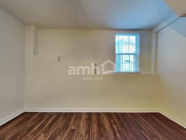 Building Photo - 1409 Napa Pt W