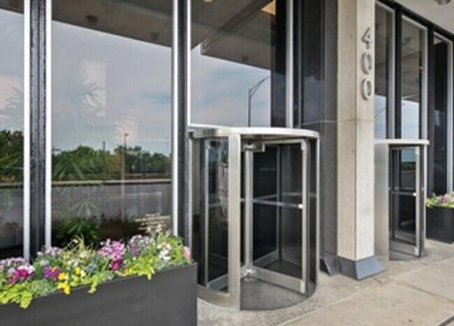 Building Photo - Highly desirable 1b apartment in Lakeshore East