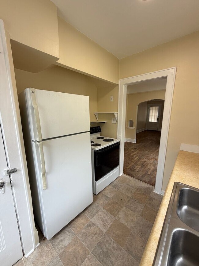 Building Photo - 2 Bed / 1 Bath House for Rent — Lansing, MI