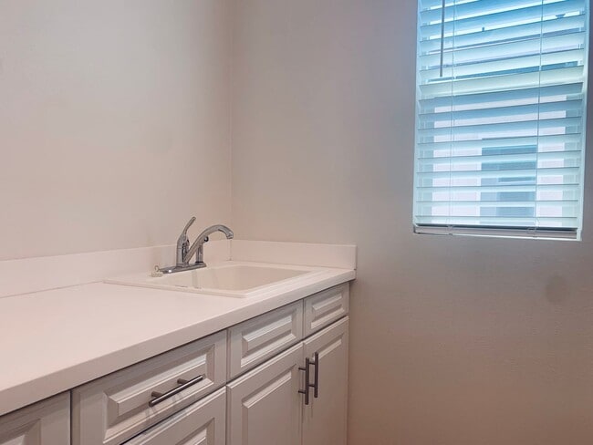 Building Photo - Welcome home to this stunning, recently constructed 4 bedrooms, 3-bath house in the desirable Wes...