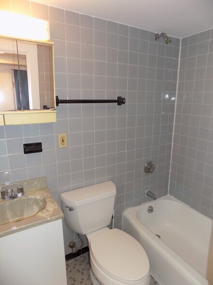 Bathroom - 26 Commonwealth Ter