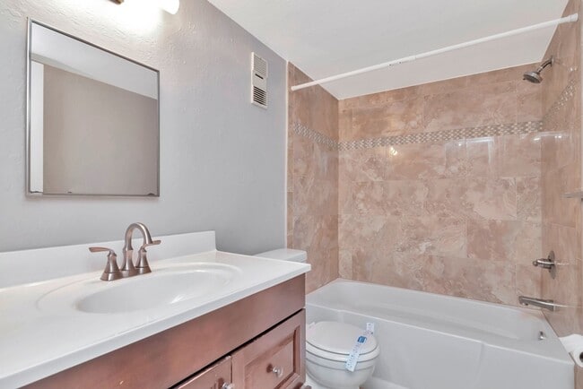 Building Photo - Ground Floor - Corner/End Unit - Upgraded ...