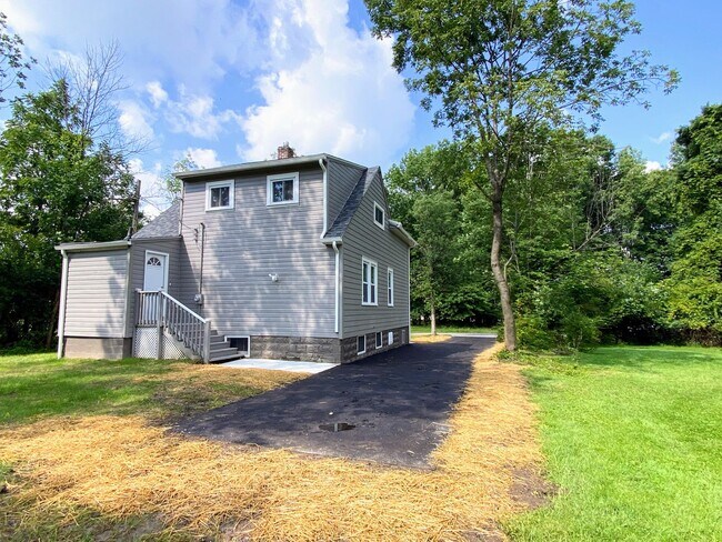 Building Photo - 3 Bed and 1 Bath Colonial for Rent in Oakwood Villiage!