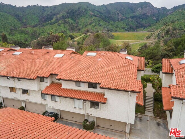 Building Photo - 1486 Palisades Dr