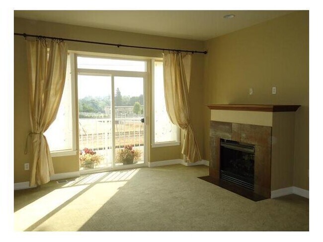 Building Photo - Town Home Tacoma 2bdr 2.5 bath w/ roof top deck & VIEW!!