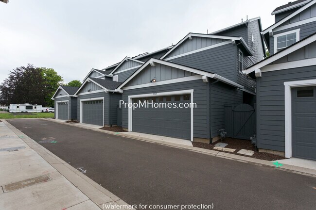 Building Photo - Beautiful Three Bedroom Row Home In Highly Desired Villebois Community!