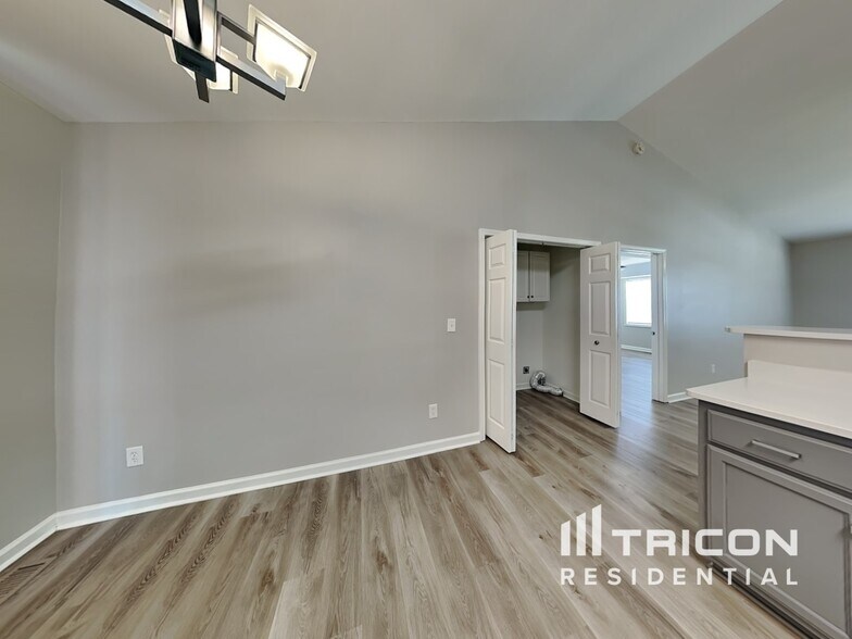 Building Photo - 868 Loch Lomond Cir