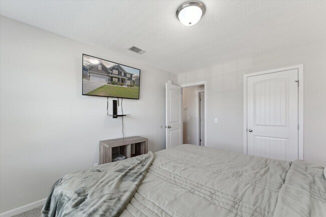 Building Photo - AVAILABLE OCTOBER 2025 [PET FRIENDLY]