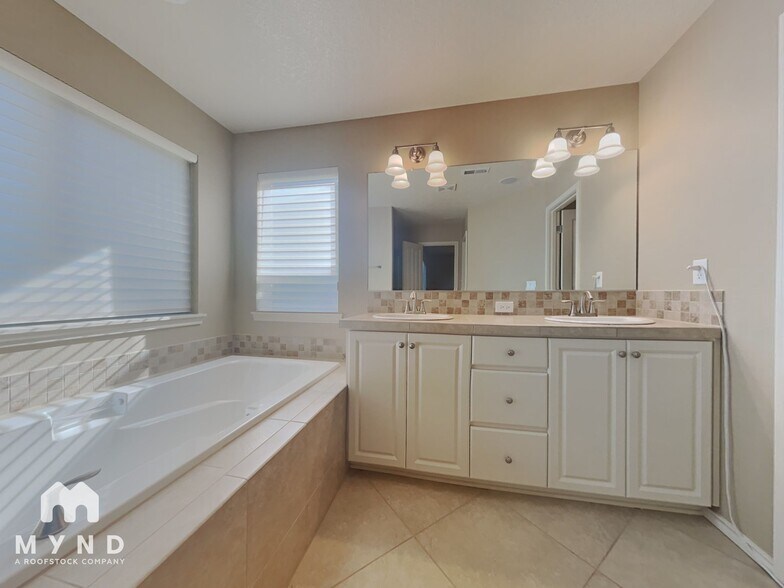 Building Photo - 16765 Northwest Vetter Drive