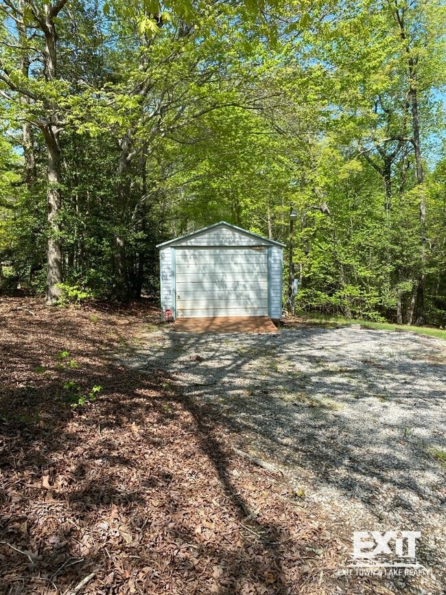 Building Photo - 4 Bedroom, 2 Bath Home Available on Kerr Lake with Private Dock