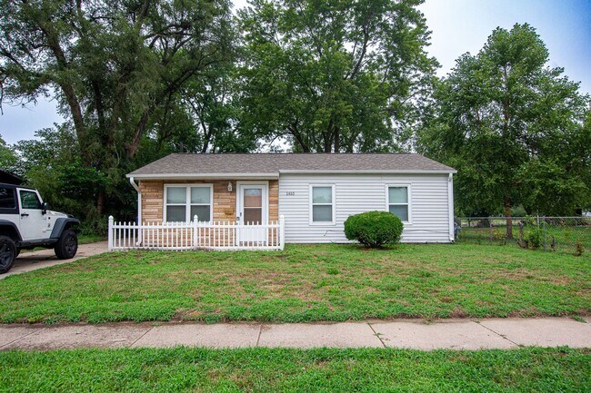 Building Photo - 2 Bedroom / 1.5 Bath Home in Carter Lake!