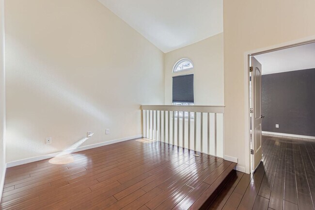 Building Photo - COME TOUR THIS BEAUTIFUL TOWNHOME. AVAILABLE NOW!