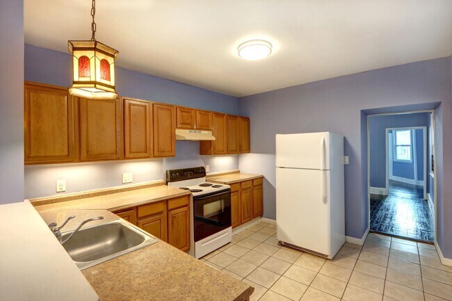 Building Photo - 4 Bedroom house---walk to Forsyth in 15 minutes