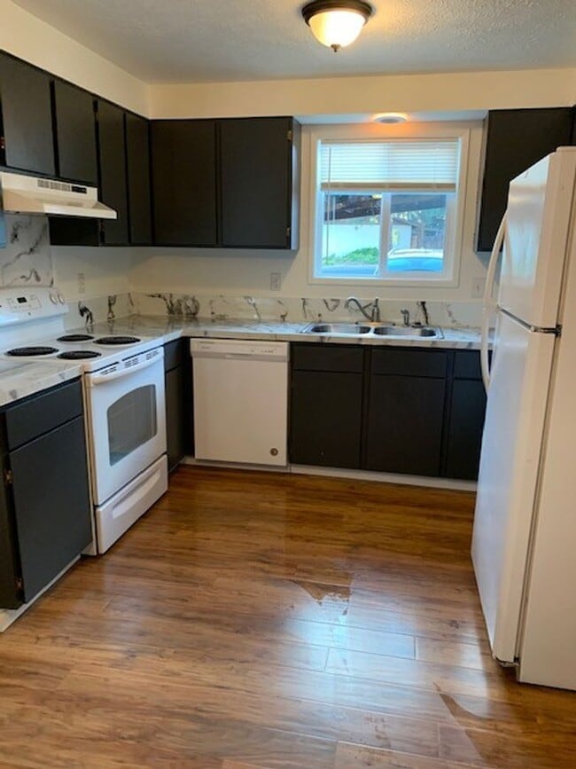 Building Photo - 1211 Summers Ln