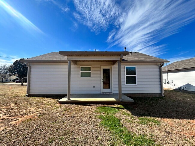 Building Photo - Three bedroom three bath available now!