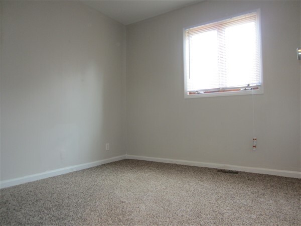 Building Photo - Well-Maintained 3-Bedroom Beauty!