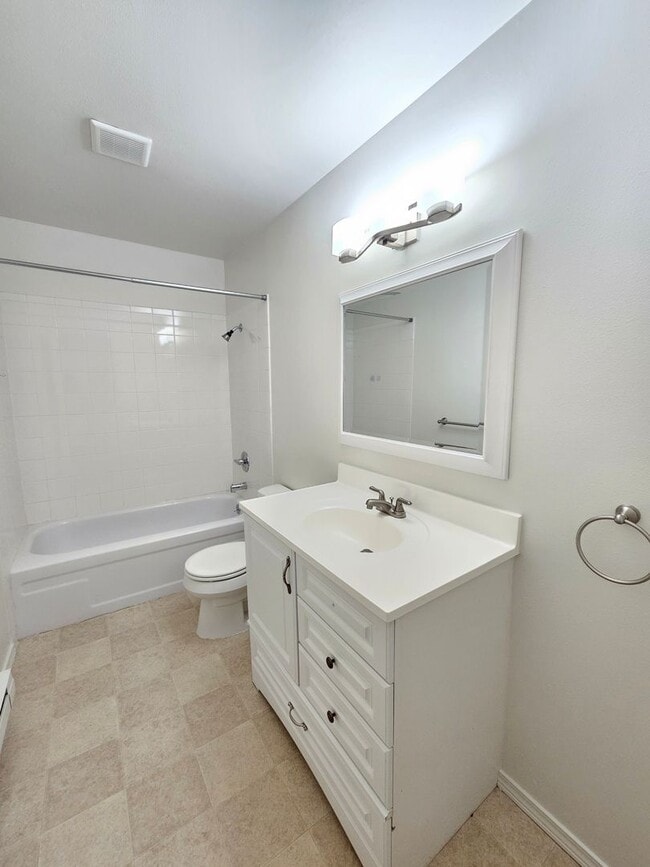 Building Photo - $1,195 - 1 Bed / 1 Bath Spacious Two-Story...