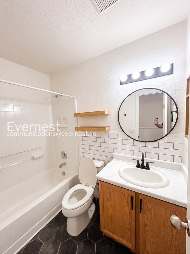 Building Photo - 2 Bed/2.5 Bath Townhome with Modern Amenities / Available Now!