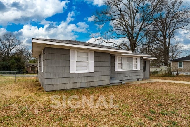 Building Photo - 1052 Apple St