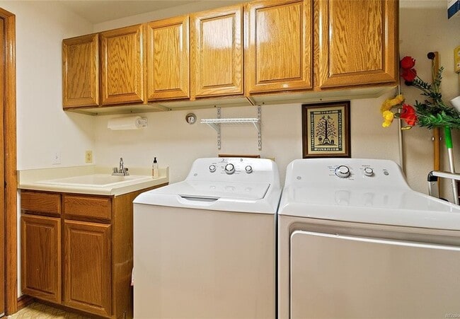 Building Photo - Executive 2BR/3BA Condo with Mountain View...