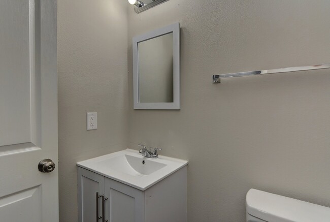 Building Photo - Beautiful 2 bed 2.5 bath Condo. Move-in Re...