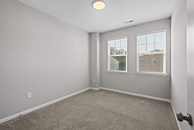 Building Photo - 1136 Commack Dr
