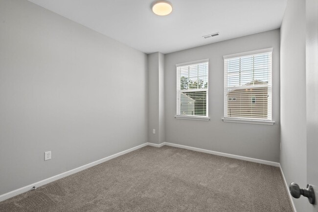 Building Photo - Spacious 4-Bed Home! Modern Kitchen, High Ceilings, Dual Primaries, Laundry Room, Pet Friendly!