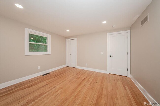 Building Photo - 21993 Riverview Dr