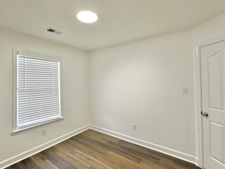 Building Photo - 5445 Pine Oak Ln