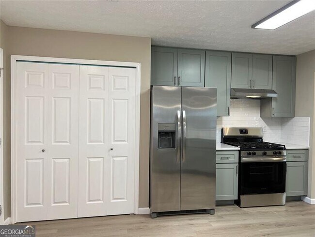 Building Photo - 2717 Lake Park Ridge W