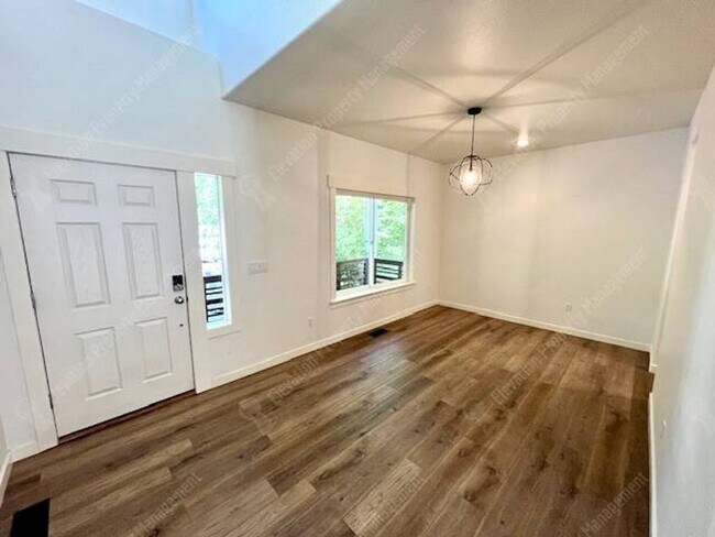 Building Photo - Beautifully updated 3 BR on west side of Bend