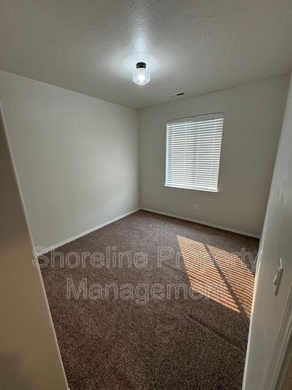 Building Photo - 511 Diamond Lake St