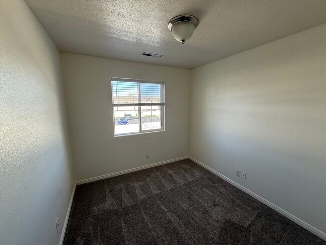 Building Photo - Stunning Townhome!