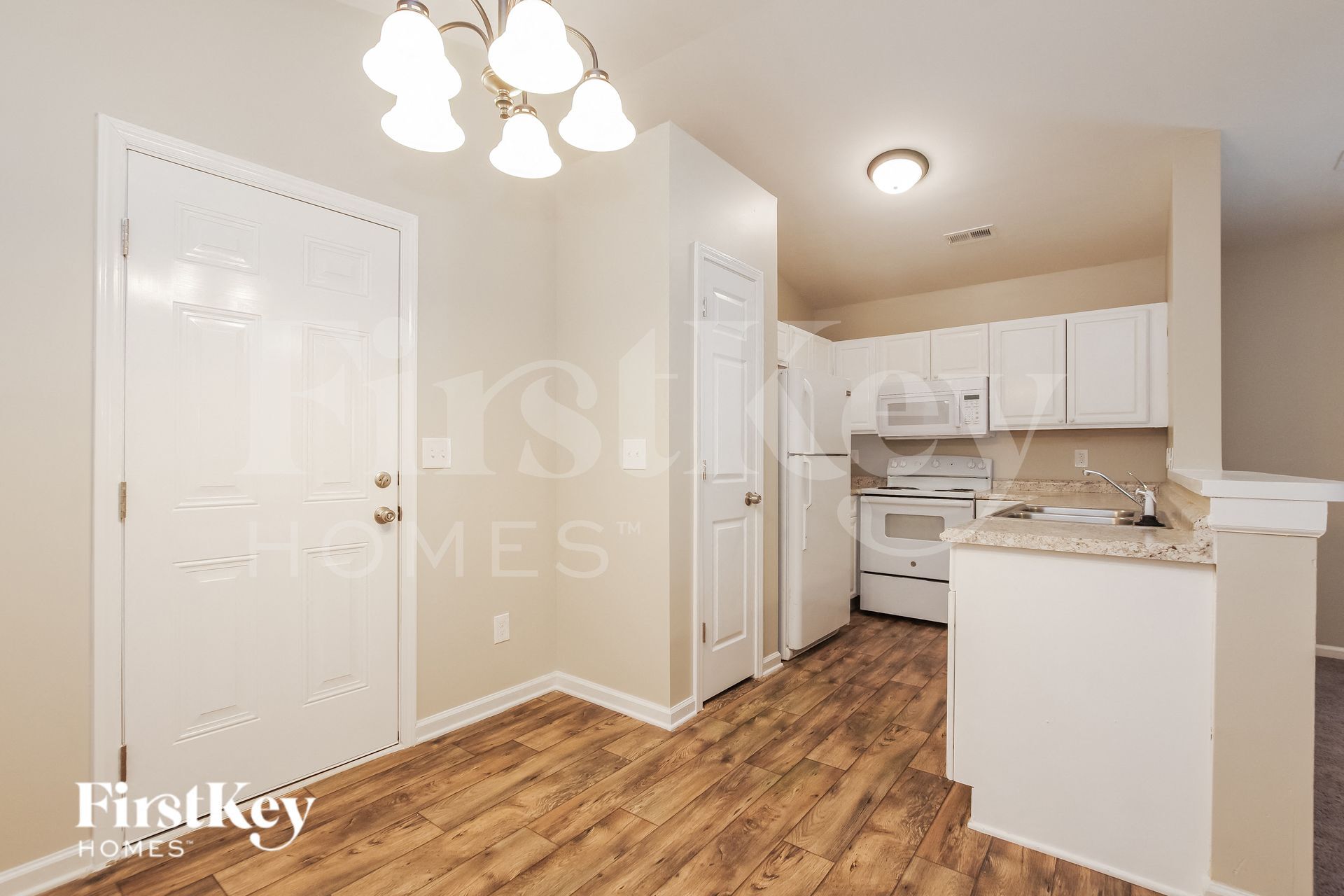 Building Photo - 5823 Hamilton Oaks Dr