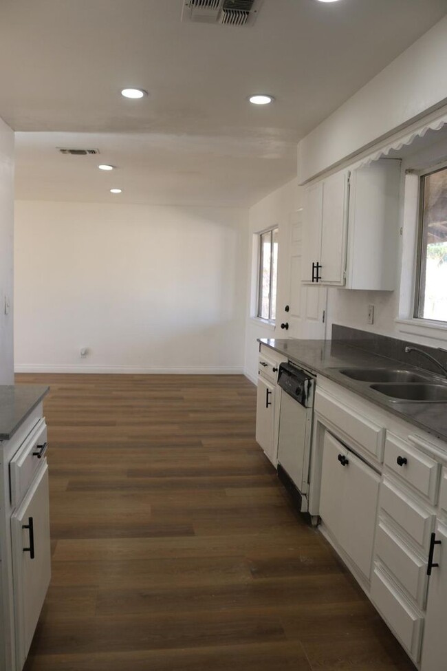 Building Photo - Spacious 3-Bedroom Home with Central A/C, ...