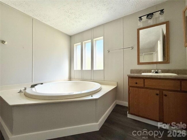 Building Photo - 4 Bedroom/2 Bath Home for Rent