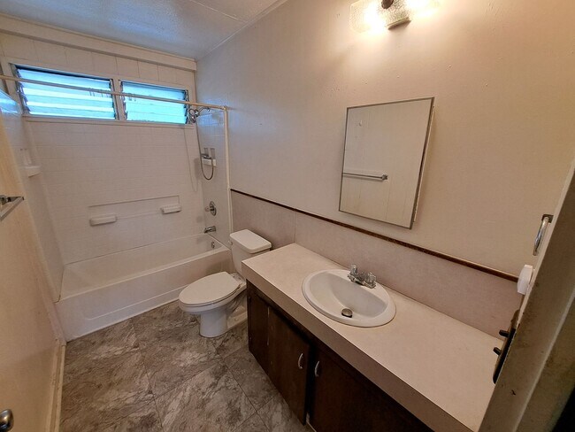 Building Photo - Large Studio Apartment - Unfurnished with AC
