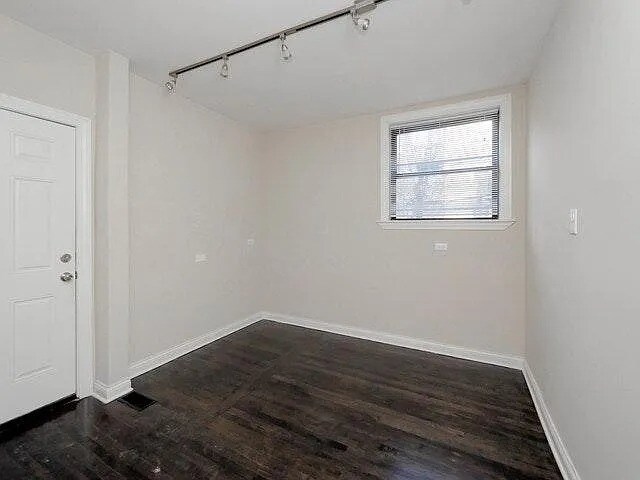 Building Photo - 1540 W Waveland Ave