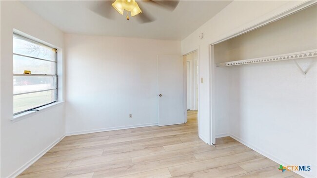 Building Photo - 1102 S Ann Blvd