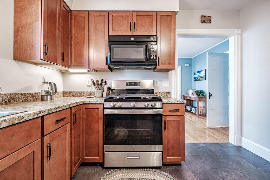 Building Photo - 35 Clinton St