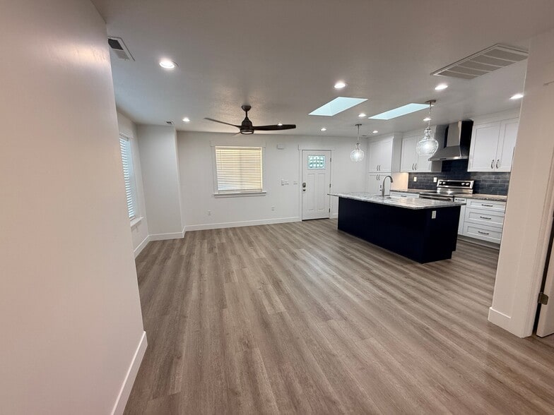Building Photo - 10252 S Jordan Creek Dr