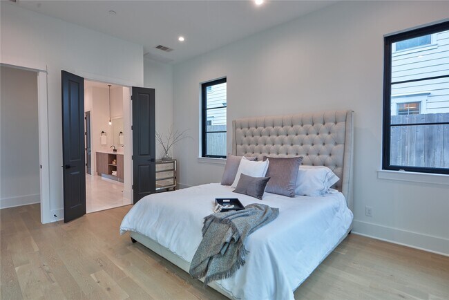 Building Photo - 8926 Croes Dr