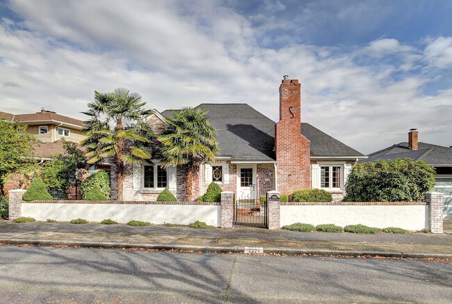 Primary Photo - Beautiful Magnolia Home with a VIEW!