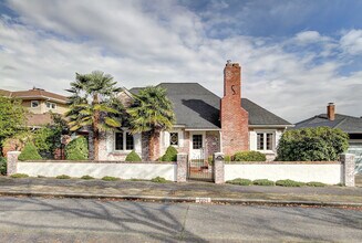 Building Photo - Beautiful Magnolia Home with a VIEW!